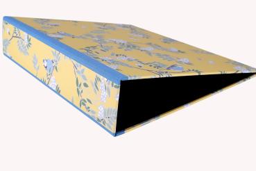 Noble folder with paper and red linen edges